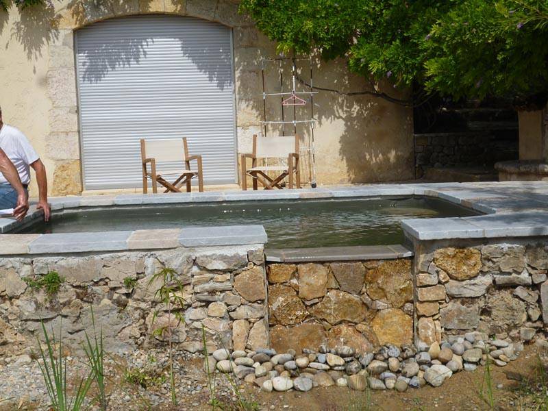 Baignoire naturelle en pierre à Lorgues