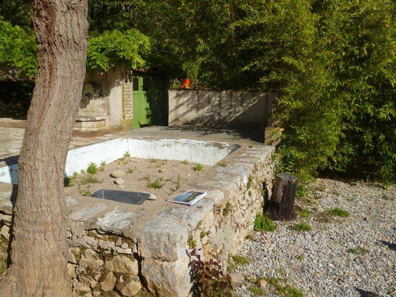 Baignoire naturelle en pierre à Lorgues