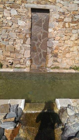 fontaines/garde-freinet-1/couleur-nature-piscine-mur-eau-pierres-garde-freinet-var-83-1.jpg