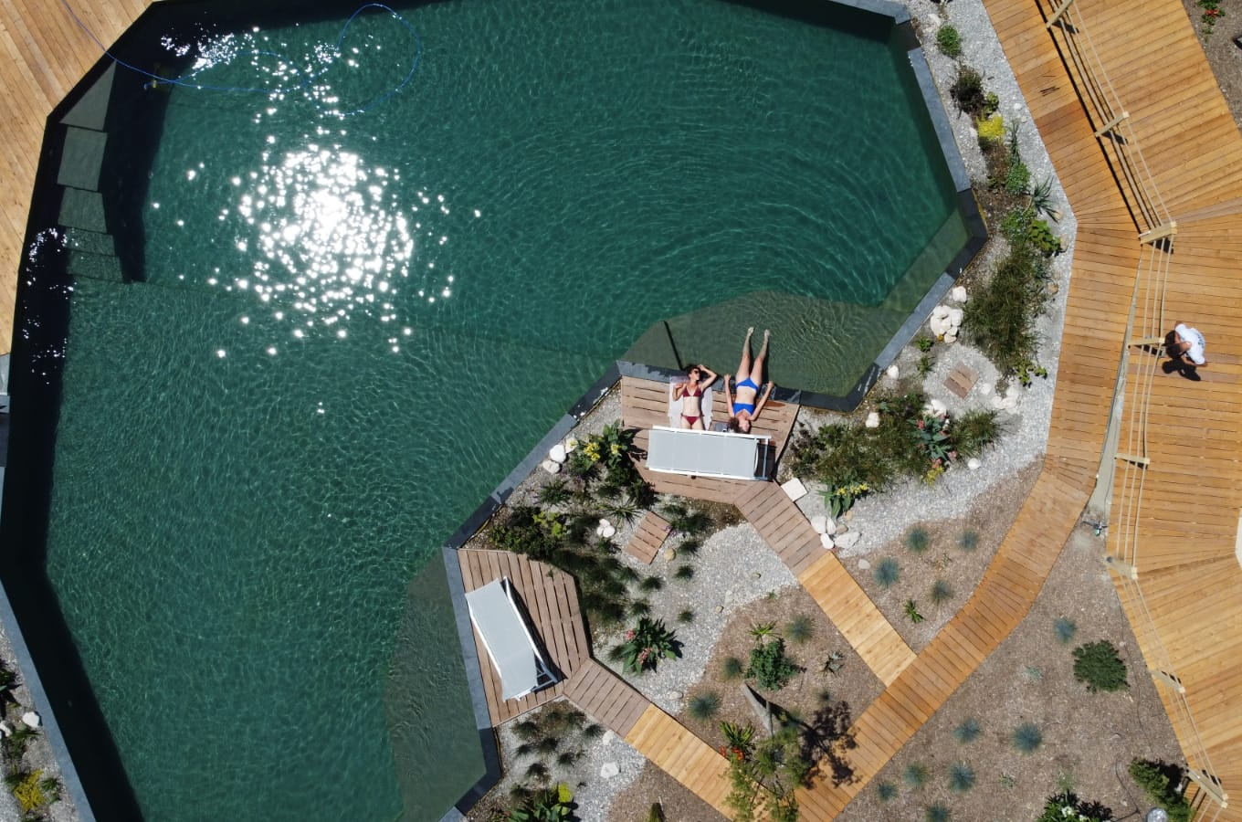Baignade en piscine naturelle aux Lodges de Camargue