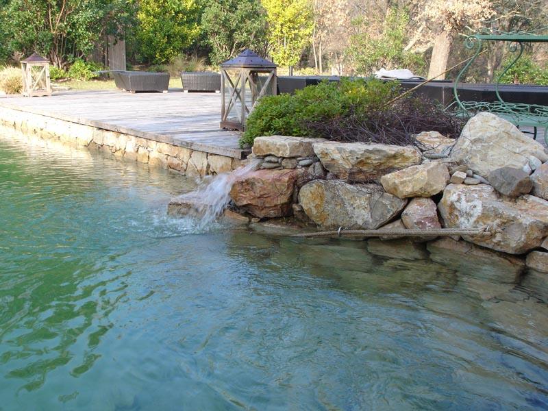 couleur nature piscine fontaine pierres grimaud