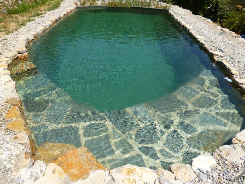couleur-nature-piscine-pataugeoire en pierres