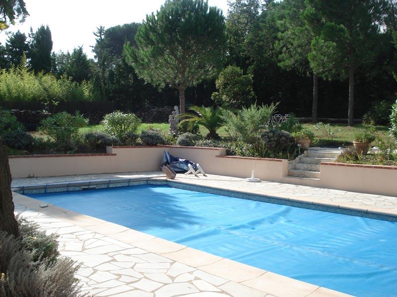 Piscine traditionnelle avant la rénovation