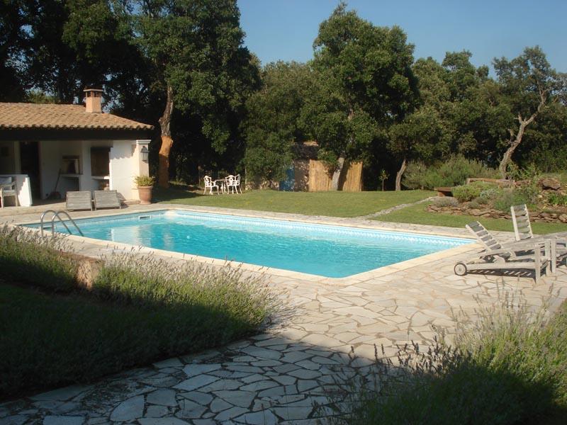 Piscine traditionnelle avant la rénovation