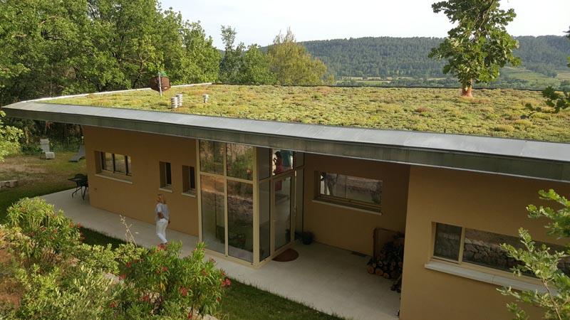 Toit végétalisé en sedum à Salernes