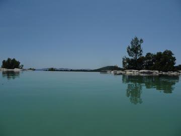 Bassin naturel à débordement à La Londe Les Maures (Var), vue sur les îles d'Or, Proquerolles, Prort-Cros et l'île du Levant