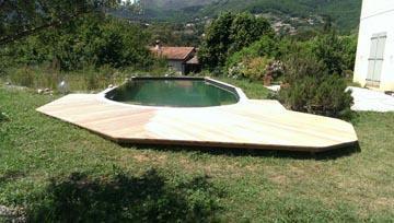 Une terrasse au bord de la piscine naturelle