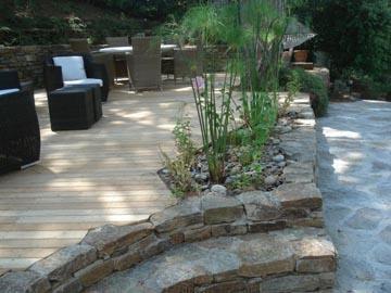 Création d'un patio : association pierres et bois