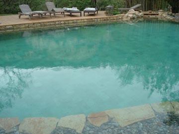 Une terrasse piscine en pin