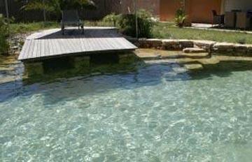 couleur nature piscine bassin naturel pierres