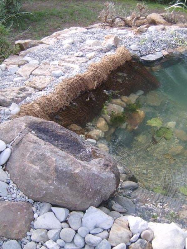Fontaine en pierres à Grimaud - 2