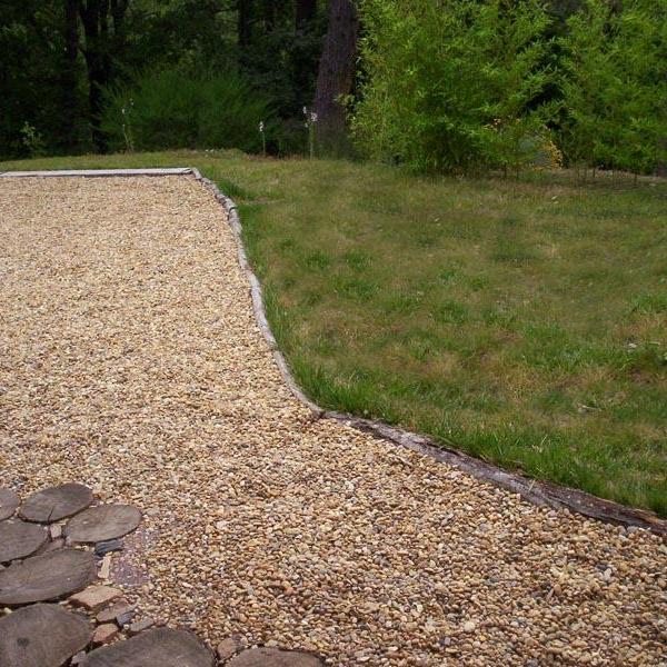 Chemin en bois et en pierre