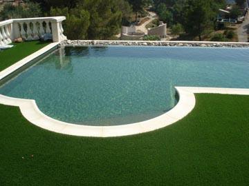 Piscine traditionnelle transformée en piscine naturelle
